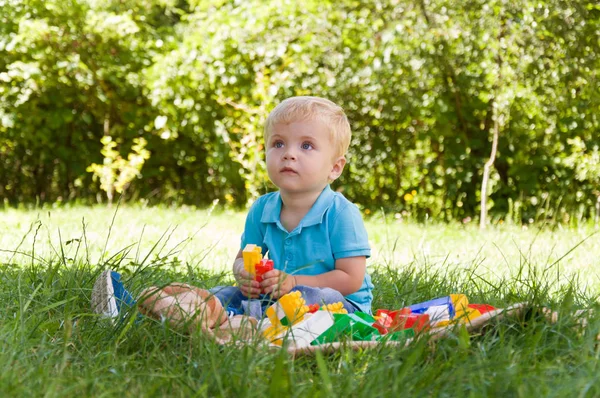 doğa içinde bir kurucu ile küçük çocuk çalış.