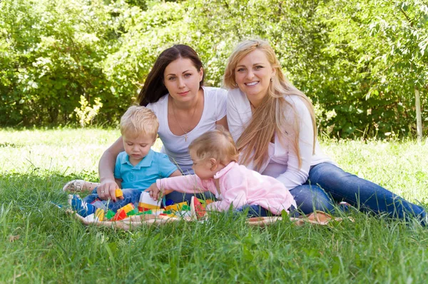 Ouders spelen met kinderen in de constructor — Stockfoto