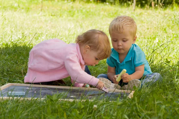 Skupina malých dětí tráví čas v přírodě. — Stock fotografie