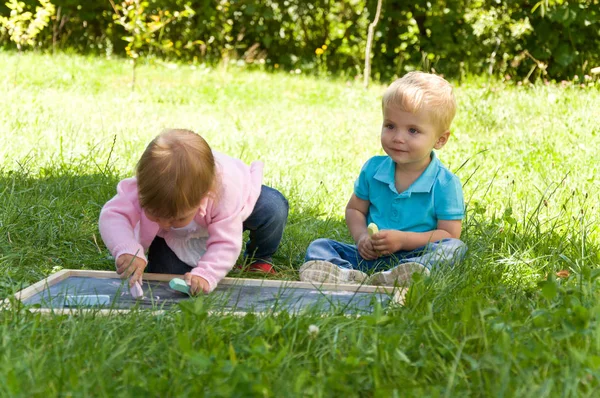 Lány és egy fiú. kisgyermekek időt a természetben. — Stock Fotó