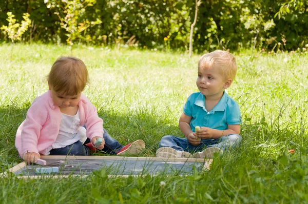 Grupp unga barn spendera tid i naturen. — Stockfoto