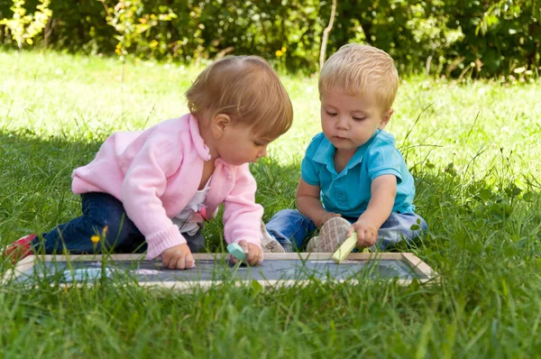 Chica y chico. los niños pequeños pasan tiempo en la naturaleza . — Foto de Stock