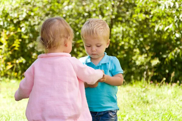 Jongen en meisje. kleine kinderen tijd in de natuur. — Stockfoto