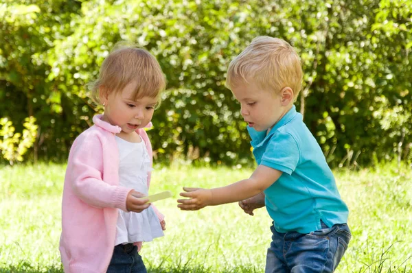 Rapariga e rapaz. crianças pequenas passam tempo na natureza . — Fotografia de Stock
