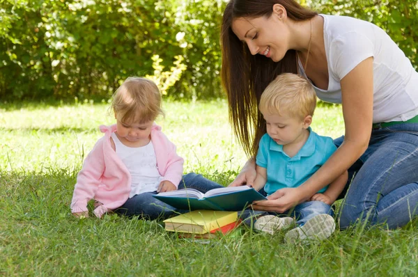 Mère lit à ses enfants un livre intéressant — Photo