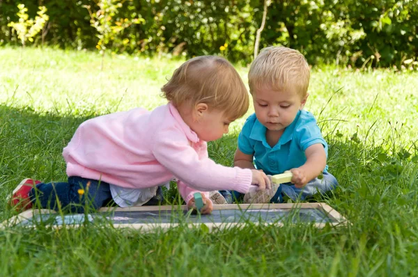Девочка и мальчик. маленькие дети проводят время на природе . — стоковое фото