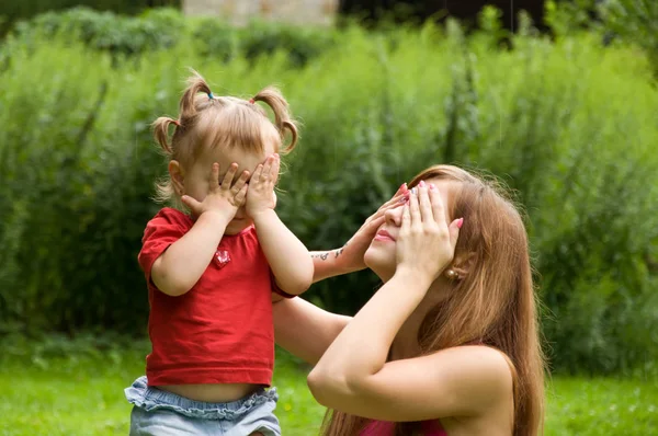 Madre e hija pasan un fin de semana en la naturaleza — Foto de Stock