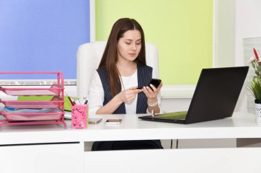 ofiste çalışan genç güzel başarılı kadın