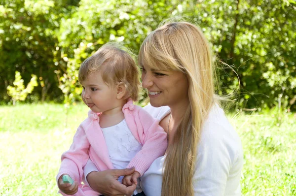 Madre e hija pasan un fin de semana en la naturaleza — Foto de Stock