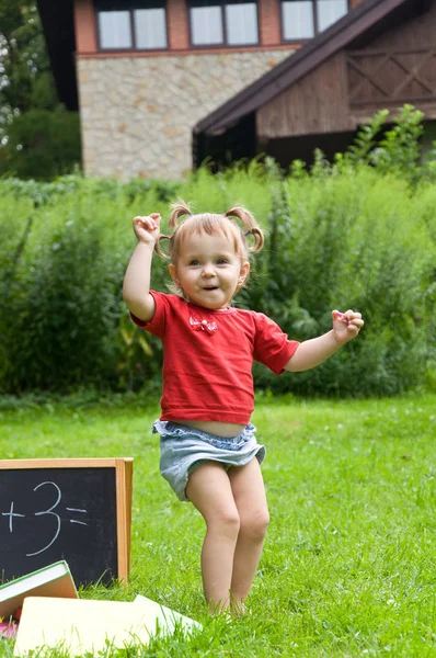 Bambina divertendosi nel parco — Foto Stock