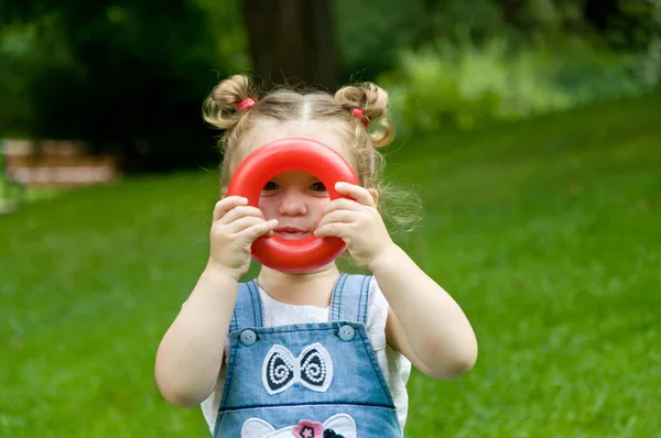 Liten flicka som har kul i parken — Stockfoto