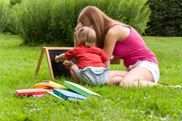 Mãe prepara seus filhos para a escola — Fotografia de Stock