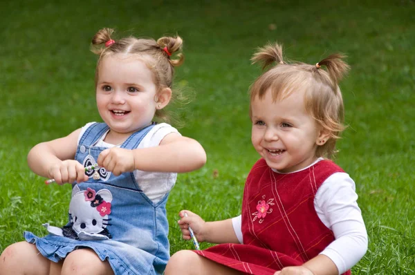 Пара маленьких девочек, проводящих время на свежем воздухе — стоковое фото