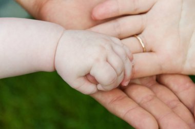 Anne çocuğun el eller.