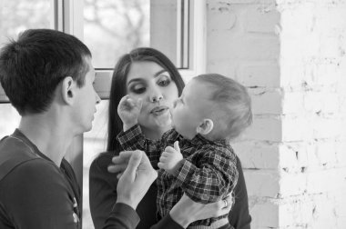 Mutlu aile birlikte.