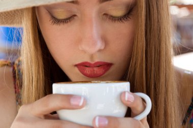 lezzetli sıcak kahve tutan kadın