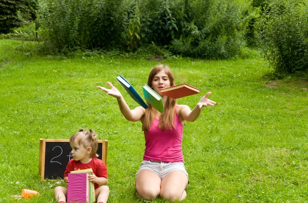 Maman et ses filles s'amusent dans la nature — Photo