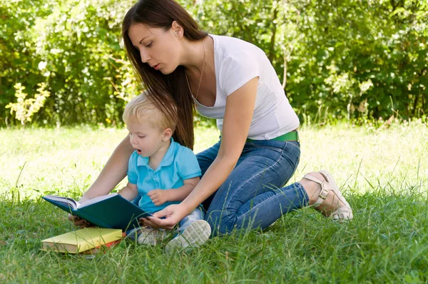 Mère lit à ses enfants un livre intéressant — Photo