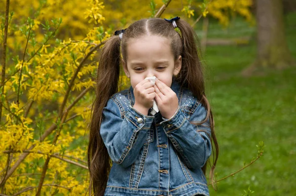 Flickan har en rinnande näsa. blommor pollenallergi. — Stockfoto