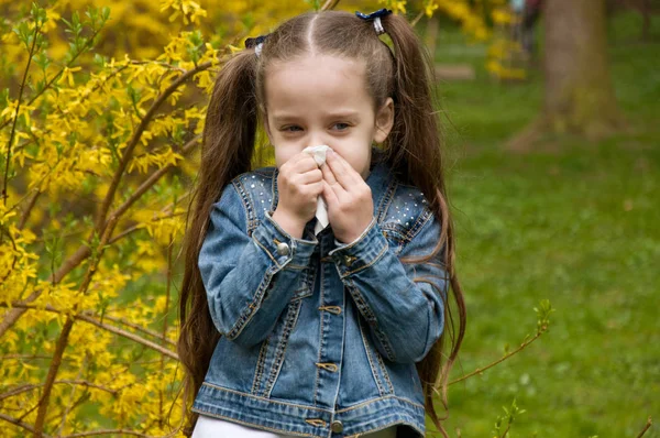 У девушки насморк. Аллергия на пыльцу . — стоковое фото