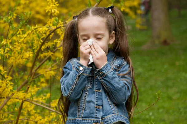 Flickan har en rinnande näsa. blommor pollenallergi. — Stockfoto