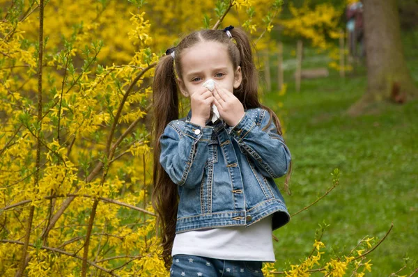 A rapariga tem um nariz a pingar. flores pólen alergia . — Fotografia de Stock