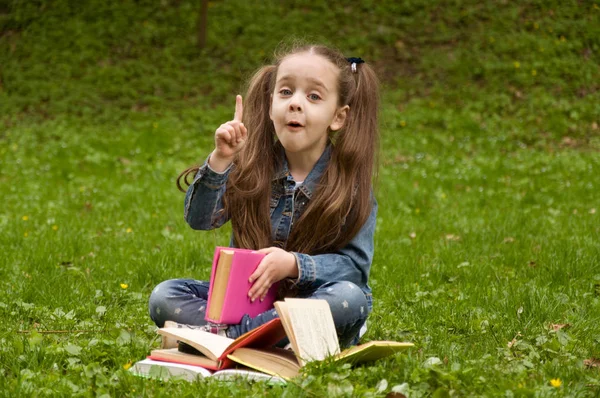 Smart liten elev läser bok — Stockfoto