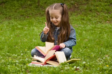 Akıllı küçük öğrenci kitap okuma