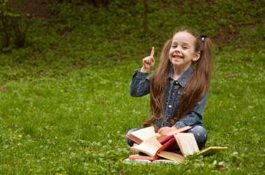 Akıllı küçük öğrenci kitap okuma