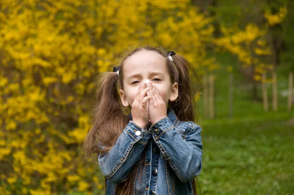 A rapariga tem um nariz a pingar. flores pólen alergia. A rapariga é... — Fotografia de Stock
