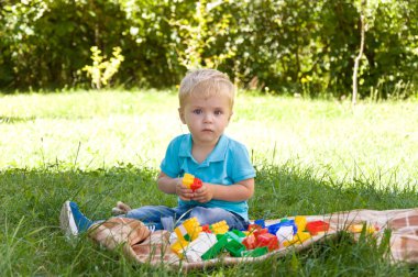doğa içinde bir kurucu ile küçük çocuk çalış.