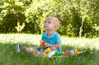 doğa içinde bir kurucu ile küçük çocuk çalış.