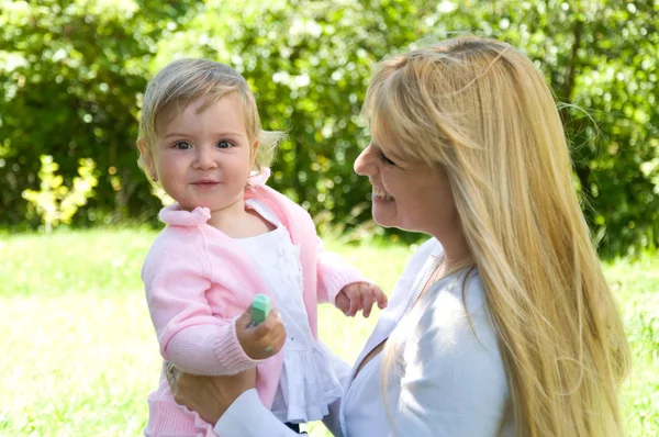 Madre e hija pasan un fin de semana en la naturaleza — Foto de Stock