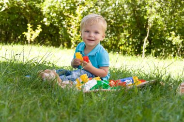 doğa içinde bir kurucu ile küçük çocuk çalış.