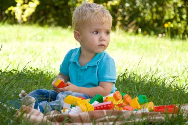 doğa içinde bir kurucu ile küçük çocuk çalış.