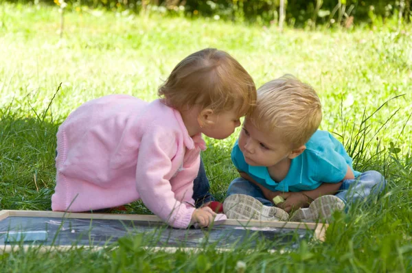 Groep van jonge kinderen tijd doorbrengen in de natuur. — Stockfoto