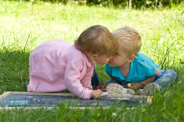 Groep van jonge kinderen tijd doorbrengen in de natuur. — Stockfoto