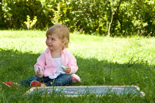 Menina se divertindo no parque — Fotografia de Stock