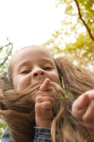 Liten flicka som har kul i parken — Stockfoto