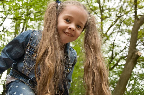 Malá holčička se baví v parku. Joy — Stock fotografie