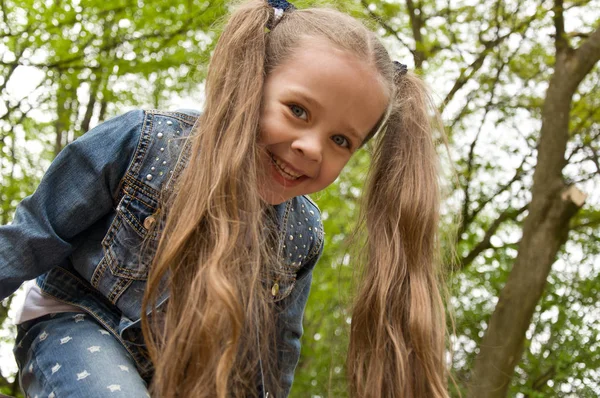 Liten flicka som har kul i parken — Stockfoto