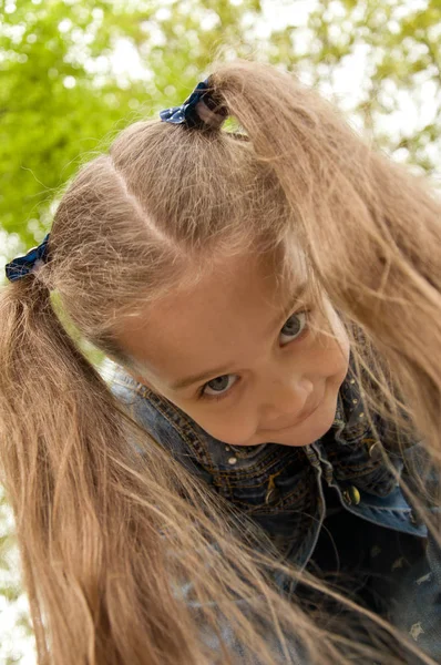 Liten flicka som har kul i parken Stockfoto