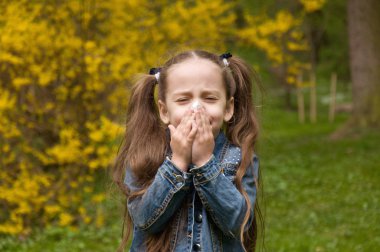 Kız bir burun akıntısı var. çiçek polen alerjisi. Kız bir