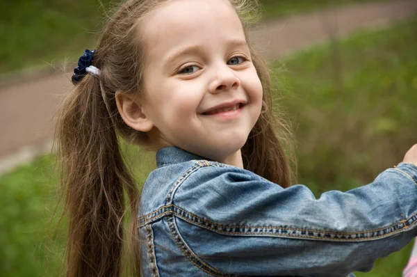 Niña divirtiéndose en el parque Fotos De Stock Sin Royalties Gratis