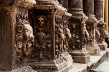 Bir anıt taş şehir.