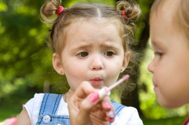 iki küçük kız açık havada vakit.