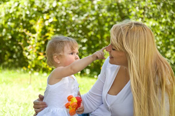 Madre e hija pasan un fin de semana en la naturaleza — Foto de Stock