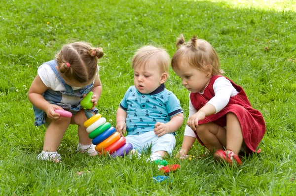 Groep van jonge kinderen tijd doorbrengen in de natuur. — Stockfoto