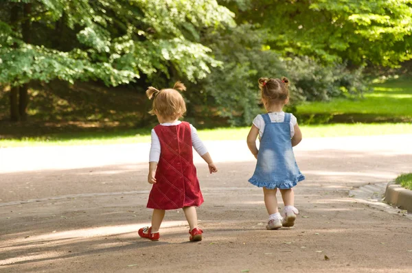 Paar kleine meisjes tijd buitenshuis doorbrengen. — Stockfoto