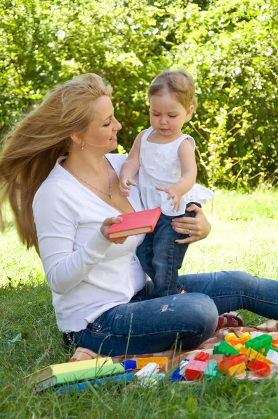 어머니는 그녀의 아이 들에 게 흥미로운 책을 읽습니다. — 스톡 사진